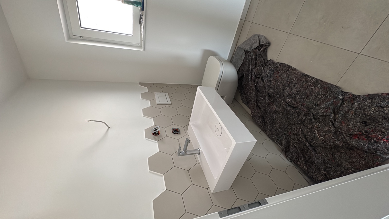 Modernisiertes Badezimmer mit Waschtisch, WC und heller Gestaltung